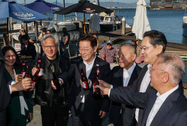 Lee toasts with global biz leaders Lee toasts with global biz leaders President Lee Jae Myung (C) toasts with Rani Borkar, president of Azure Hardware Systems and Infrastructure; Jensen Huang, chief executive officer (CEO) of Nvidia Corp.; Broadcom Inc. CEO Hock Tan; Samsung Electronics Co. Chairman Lee Jae-yong; and Hyundai Motor Group Executive Chair Euisun Chung (from L to R) in San Francisco on July 24, 2026. (Yonhap) 2026-07-25 11:43:37 < 1980-2026 YONHAPNEWS AGENCY. .> ¹Ì±¹ ¹Ì±¹ EDITORIAL USE ONLY  Copyright: xx PYH2026072503230031500 YonhapxNewsx yonphotos254847