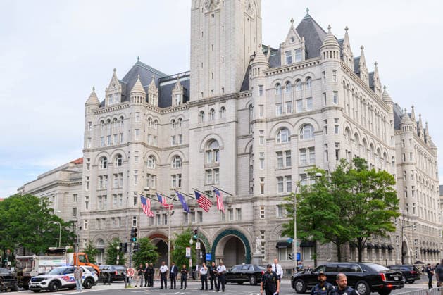 July 24, 2026, Washington, District Of Columbia, United States: Protesters hold signs as the motorcade carrying U.S. President DONALD TRUMP passes near the Waldorf Astoria Hotel before the White House Correspondents Dinner. Washington United States - ZUMAk206 20260724_znp_k206_009 Copyright: xMattxKaminskyx