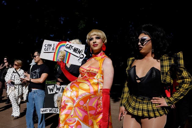 SING-IN PROTEST, Drag Queens hold up protest signs during a ˜Sing-In™ protest in solidarity with Divine Playhouse at Hyde Park in Sydney, Saturday, July 25, 2026. The Trans Theatre Group was evicted from its rental property in Kent Street after its landlord Revelop terminated the venue s lease claiming offensive trade - a legal term deriving from an 1842 NSW law implemented to regulate foul smells and industrial waste - and never once in 184 years has a court been asked to consider if it extends to moral offensiveness. ( NO ARCHIVING SYDNEY NEW SOUTH WALES AUSTRALIA  Copyright: xJESSICAxHROMASx 20260725169498120187