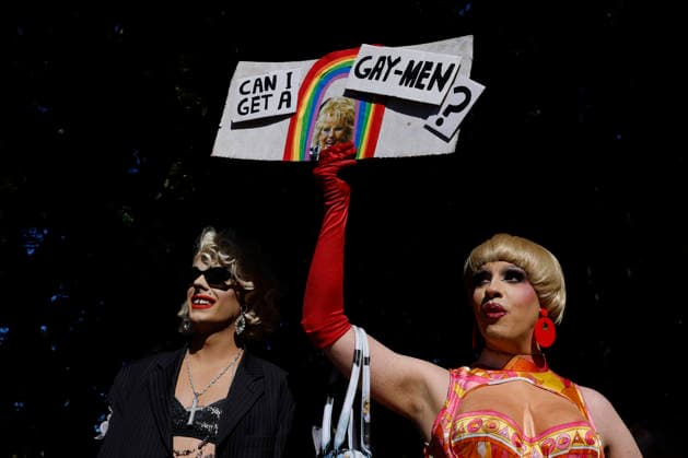 SING-IN PROTEST, Drag Queens hold up protest signs during a ˜Sing-In™ protest in solidarity with Divine Playhouse at Hyde Park in Sydney, Saturday, July 25, 2026. The Trans Theatre Group was evicted from its rental property in Kent Street after its landlord Revelop terminated the venue s lease claiming offensive trade - a legal term deriving from an 1842 NSW law implemented to regulate foul smells and industrial waste - and never once in 184 years has a court been asked to consider if it extends to moral offensiveness. ( NO ARCHIVING SYDNEY NEW SOUTH WALES AUSTRALIA  Copyright: xJESSICAxHROMASx 20260725192242743703