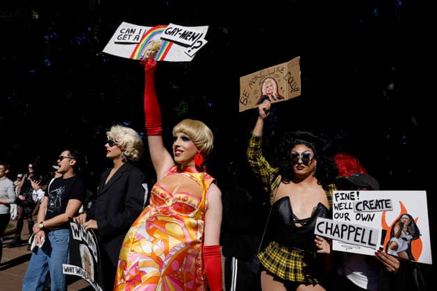 SING-IN PROTEST, Drag Queens hold up protest signs during a ˜Sing-In™ protest in solidarity with Divine Playhouse at Hyde Park in Sydney, Saturday, July 25, 2026. The Trans Theatre Group was evicted from its rental property in Kent Street after its landlord Revelop terminated the venue s lease claiming offensive trade - a legal term deriving from an 1842 NSW law implemented to regulate foul smells and industrial waste - and never once in 184 years has a court been asked to consider if it extends to moral offensiveness. ( NO ARCHIVING SYDNEY NEW SOUTH WALES AUSTRALIA  Copyright: xJESSICAxHROMASx 20260725198700726118