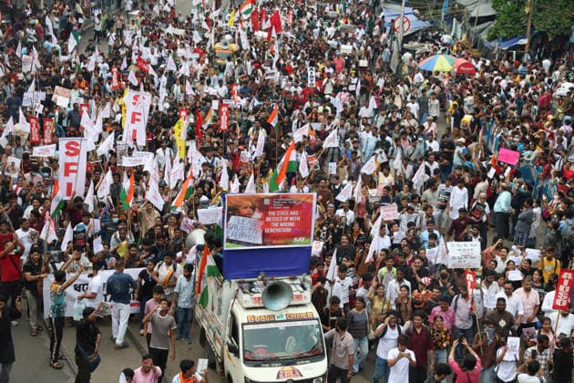 July 24, 2026, Kolkata, West Bengal, India: Activists of the Students Federation of India (SFI) and supporters of Cockroach Janta Party(CJP) participate in a protest march condemning a police baton charge on demonstrators and demanding the resignation of India s Education Minister, Dharmendra Pradhan, over alleged examination irregularities, in Kolkata, India, July 24, 2026. Kolkata India - ZUMAd217 20260724_zip_d217_017 Copyright: xRupakxDexChowdhurix