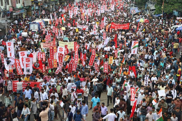 July 24, 2026, Kolkata, West Bengal, India: Activists of the Students Federation of India (SFI) and supporters of Cockroach Janta Party(CJP) participate in a protest march condemning a police baton charge on demonstrators and demanding the resignation of India s Education Minister, Dharmendra Pradhan, over alleged examination irregularities, in Kolkata, India, July 24, 2026. Kolkata India  - ZUMAd217 20260724_zip_d217_031 Copyright: xRupakxDexChowdhurix