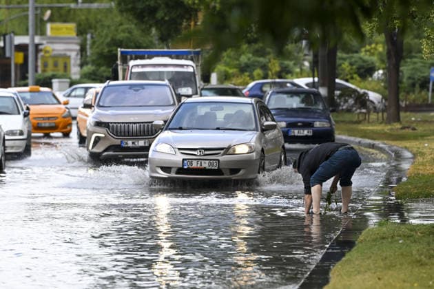 Heavy rainfall causes localized flooding in Turkiye s capital Ankara during summer ANKARA, TURKIYE – JULY 25: A man clears a storm drain as vehicles drive through a flooded street following heavy rainfall during summer in Ankara, Turkiye, on July 25, 2026. Thunderstorms and intense downpours caused water to accumulate on several roads across the capital, disrupting traffic and daily life. Utku Uçrak Anadolu Ankara Turkey. Editorial use only. Please get in touch for any other usage.  Copyright: x2026xAnadoluxUtkuxUcrakx