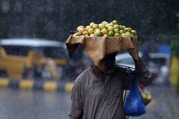 Pakistan-Weather-Monsoon-Flooding A man crosses a road during heavy rain in Lahore, Pakistan, on July 25, 206. Lahore Pakistan  Copyright: xMurtazaxAlix originalFilename: ali-notitle260725_np3Dh.jpg