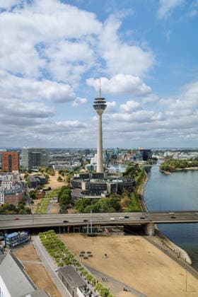 24.07.2026. Düsseldorf. Stadtansicht der Landeshauptstadt Düsseldorf. (l-r) Polizeipräsidium, Stadttor, Rheinturm mit Landtag NRW und Medienhafen. Düsseldorf Innenstadt Hafen Medienhafen Nordrhein-Westfalen Deutschland *** July 24, 2026 Düsseldorf Cityscape of Düsseldorf, the state capital; from left to right: Police Headquarters, Stadttor, Rhine Tower with the North Rhine-Westphalia State Parliament, and Medienhafen; Düsseldorf City Center; Port; Medienhafen; North Rhine-Westphalia; Germany
