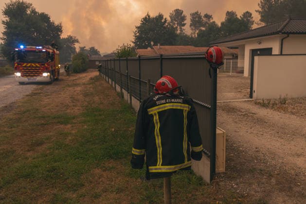 Wildfires in France - Le Porge Firefighters are trying to extinguish fires ravaging homes in Le Porge, in southwestern France, on July 24, 2026, as part of the effort to combat wildfires. A particularly fierce wildfire has burned more than 12,000 hectares since July 22, 2026, near the Arcachon Basin (Gironde), where thousands of residents and tourists have been evacuated from this part of the Landes de Gascogne forest, which was already devastated by flames in 2022. Photo by Clement Viala Infobassin.com ABACAPRESS.COM Le Porge France  Copyright: xClementxViala infobassin.com ABACAx