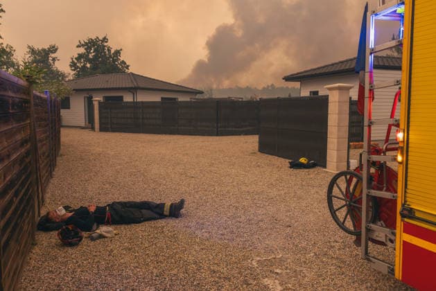 Wildfires in France - Le Porge Firefighters are trying to extinguish fires ravaging homes in Le Porge, in southwestern France, on July 24, 2026, as part of the effort to combat wildfires. A particularly fierce wildfire has burned more than 12,000 hectares since July 22, 2026, near the Arcachon Basin (Gironde), where thousands of residents and tourists have been evacuated from this part of the Landes de Gascogne forest, which was already devastated by flames in 2022. Photo by Clement Viala Infobassin.com ABACAPRESS.COM Le Porge France  Copyright: xClementxViala infobassin.com ABACAx