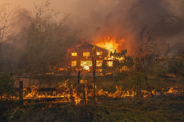 Wildfires in France - Le Porge Firefighters are trying to extinguish fires ravaging homes in Le Porge, in southwestern France, on July 24, 2026, as part of the effort to combat wildfires. A particularly fierce wildfire has burned more than 12,000 hectares since July 22, 2026, near the Arcachon Basin (Gironde), where thousands of residents and tourists have been evacuated from this part of the Landes de Gascogne forest, which was already devastated by flames in 2022. Photo by Clement Viala Infobassin.com ABACAPRESS.COM Le Porge France  Copyright: xClementxViala infobassin.com ABACAx