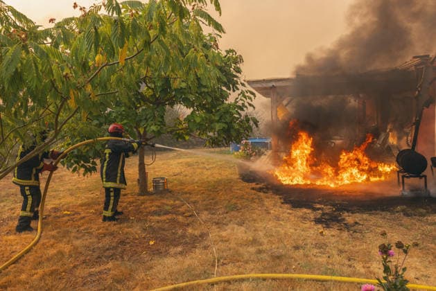 Wildfires in France - Le Porge Firefighters are trying to extinguish fires ravaging homes in Le Porge, in southwestern France, on July 24, 2026, as part of the effort to combat wildfires. A particularly fierce wildfire has burned more than 12,000 hectares since July 22, 2026, near the Arcachon Basin (Gironde), where thousands of residents and tourists have been evacuated from this part of the Landes de Gascogne forest, which was already devastated by flames in 2022. Photo by Clement Viala Infobassin.com ABACAPRESS.COM Le Porge France  Copyright: xClementxViala infobassin.com ABACAx
