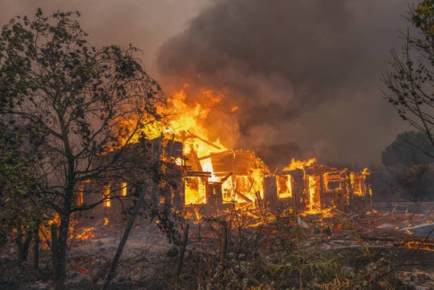 Wildfires in France - Le Porge Firefighters are trying to extinguish fires ravaging homes in Le Porge, in southwestern France, on July 24, 2026, as part of the effort to combat wildfires. A particularly fierce wildfire has burned more than 12,000 hectares since July 22, 2026, near the Arcachon Basin (Gironde), where thousands of residents and tourists have been evacuated from this part of the Landes de Gascogne forest, which was already devastated by flames in 2022. Photo by Clement Viala Infobassin.com ABACAPRESS.COM Le Porge France  Copyright: xClementxViala infobassin.com ABACAx