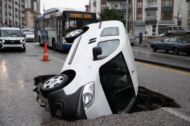 Heavy rainfall causes flooding, road collapse in Ankara ANKARA, TURKIYE – JULY 25: A car is seen trapped in a sinkhole after the road collapsed following heavy rainfall in Ankara, Turkiye, on July 25, 2026. Intense morning downpours caused sections of the road to give way, leaving the vehicle partially submerged. Muhammed Abdullah Kurtar Anadolu Ankara Turkey. Editorial use only. Please get in touch for any other usage.  Copyright: x2026xAnadoluxMuhammedxAbdullahxKurtarx