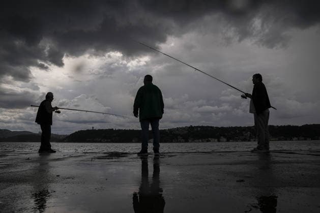 Heavy summer rainfall affects parts of Istanbul ISTANBUL, TURKIYE – JULY 25: Fishermen continue fishing along the Bosphorus during rainfall in Istanbul, Turkiye, on July 25, 2026. Dark clouds and passing summer showers covered parts of the city. Arife Karakum Anadolu Istanbul Turkey. Editorial use only. Please get in touch for any other usage.  Copyright: x2026xAnadoluxArifexKarakumx