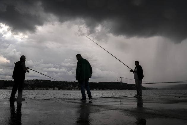 Heavy summer rainfall affects parts of Istanbul ISTANBUL, TURKIYE – JULY 25: Fishermen continue fishing along the Bosphorus during rainfall in Istanbul, Turkiye, on July 25, 2026. Dark clouds and passing summer showers covered parts of the city. Arife Karakum Anadolu Istanbul Turkey. Editorial use only. Please get in touch for any other usage.  Copyright: x2026xAnadoluxArifexKarakumx