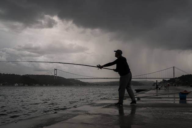 Heavy summer rainfall affects parts of Istanbul ISTANBUL, TURKIYE – JULY 25: A fisherman continues fishing along the Bosphorus during rainfall in Istanbul, Turkiye, on July 25, 2026. Dark clouds and passing summer showers covered parts of the city. Arife Karakum Anadolu Istanbul Turkey. Editorial use only. Please get in touch for any other usage.  Copyright: x2026xAnadoluxArifexKarakumx