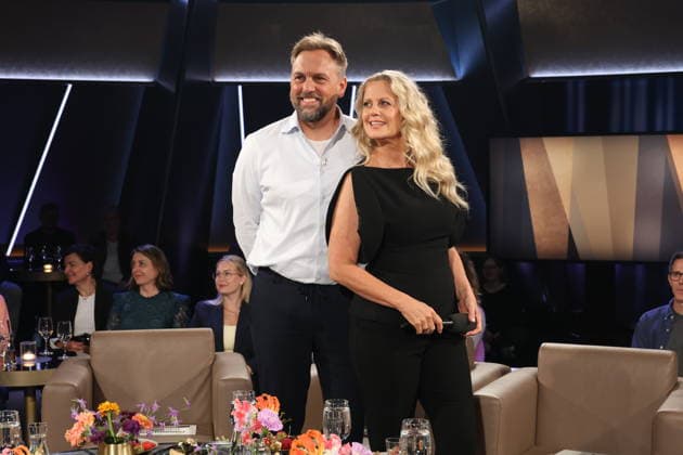Steven Gätjen und Barbara Schöneberger moderieren die NDR Talk Show, Fototermin am 12.6.2026, Ausstrahlung der Sendung am 24.7.2026 im 3. Programm des NDR Fernsehen, Fernsehstudio Hamburg Lokstedt *** Steven Gätjen and Barbara Schöneberger host the NDR Talk Show; photo shoot on June 12, 2026; the show will air on July 24, 2026, on NDR Television’s Channel 3; Hamburg Lokstedt TV studio