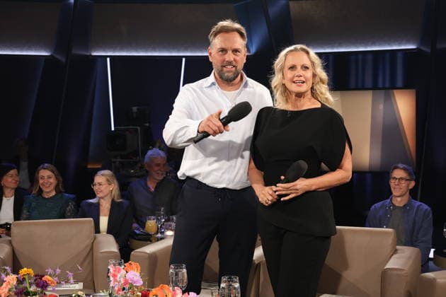 Steven Gätjen und Barbara Schöneberger moderieren die NDR Talk Show, Fototermin am 12.6.2026, Ausstrahlung der Sendung am 24.7.2026 im 3. Programm des NDR Fernsehen, Fernsehstudio Hamburg Lokstedt *** Steven Gätjen and Barbara Schöneberger host the NDR Talk Show; photo shoot on June 12, 2026; the show will air on July 24, 2026, on NDR Television’s Channel 3; Hamburg Lokstedt TV studio