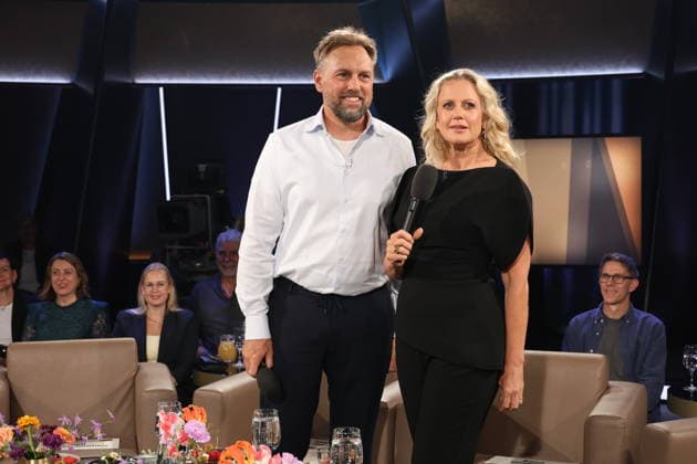 Steven Gätjen und Barbara Schöneberger moderieren die NDR Talk Show, Fototermin am 12.6.2026, Ausstrahlung der Sendung am 24.7.2026 im 3. Programm des NDR Fernsehen, Fernsehstudio Hamburg Lokstedt *** Steven Gätjen and Barbara Schöneberger host the NDR Talk Show; photo shoot on June 12, 2026; the show will air on July 24, 2026, on NDR Television’s Channel 3; Hamburg Lokstedt TV studio