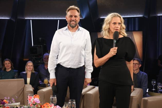 Steven Gätjen und Barbara Schöneberger moderieren die NDR Talk Show, Fototermin am 12.6.2026, Ausstrahlung der Sendung am 24.7.2026 im 3. Programm des NDR Fernsehen, Fernsehstudio Hamburg Lokstedt *** Steven Gätjen and Barbara Schöneberger host the NDR Talk Show; photo shoot on June 12, 2026; the show will air on July 24, 2026, on NDR Television’s Channel 3; Hamburg Lokstedt TV studio