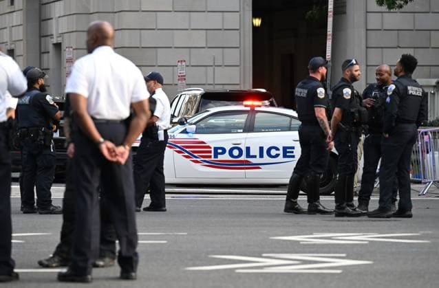 (260725) -- WASHINGTON, July 25, 2026 -- Police officers stand guard near the Waldorf Astoria hotel where the White House Correspondents Association Dinner is held in Washington, D.C., the United States, July 24, 2026. The rescheduled 2026 White House Correspondents Association Dinner was held at the Waldorf Astoria hotel here on Friday. The dinner was rescheduled after gunshots were heard during the original event at the Washington Hilton Hotel on April 25, leading to the emergency evacuation of U.S. President Donald Trump and the arrest of the suspect. ) U.S.-WASHINGTON, D.C.-WHITE HOUSE CORRESPONDENTS ASSOCIATION DINNER LixRui 