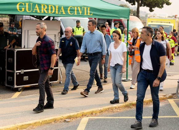 Sánchez Visits the Forward Command Post in Cenicientos, Madrid. Prime Minister Pedro Sánchez 3I, accompanied by Government Delegate Francisco Martín 2i, visits the Forward Command Post in the area affected by the forest fires in the western mountains, on July 25, 2026, in Cenicientos, Madrid, Spain. Sánchez visits the FCP and attends the meeting of the State Committee for Coordination and Management of the State Emergency Plan (CECOD), during which the progress of the fires in the central part of the country will be assessed. July 25, 2026, Cenicientos, Madrid, Cenicientos, Madrid, Spain  Copyright: xEduardoxParrax 7686778