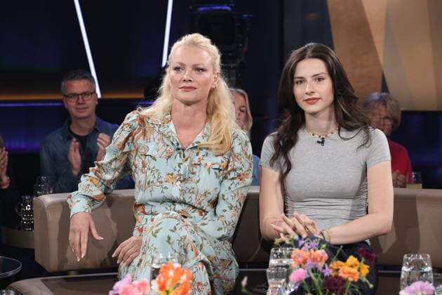 Franziska Knuppe, Model, und Tochter Mathilda Ruby Möstl zu Gast in der NDR Talk Show, Fototermin am 12.6.2026, Ausstrahlung der Sendung am 24.7.2026 im 3. Programm des NDR Fernsehen, Fernsehstudio Hamburg Lokstedt *** Franziska Knuppe, model, and her daughter Mathilda Ruby Möstl appeared as guests on the NDR Talk Show; photo shoot on June 12, 2026; the show aired on July 24, 2026, on NDR Television’s Channel 3; Hamburg Lokstedt TV studio
