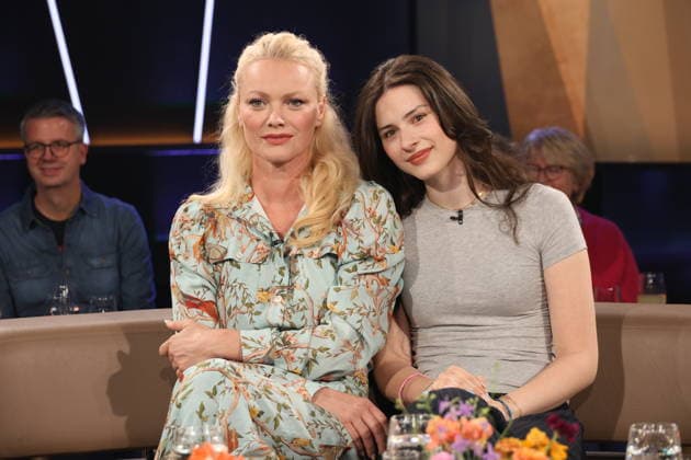 Franziska Knuppe, Model, und Tochter Mathilda Ruby Möstl zu Gast in der NDR Talk Show, Fototermin am 12.6.2026, Ausstrahlung der Sendung am 24.7.2026 im 3. Programm des NDR Fernsehen, Fernsehstudio Hamburg Lokstedt *** Franziska Knuppe, model, and her daughter Mathilda Ruby Möstl appeared as guests on the NDR Talk Show; photo shoot on June 12, 2026; the show aired on July 24, 2026, on NDR Television’s Channel 3; Hamburg Lokstedt TV studio