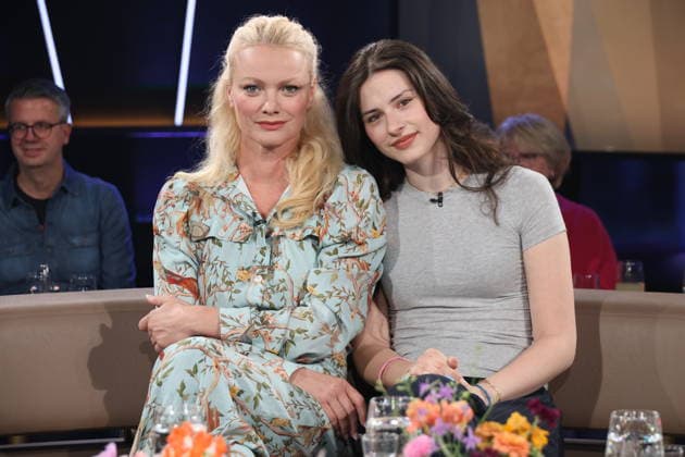 Franziska Knuppe, Model, und Tochter Mathilda Ruby Möstl zu Gast in der NDR Talk Show, Fototermin am 12.6.2026, Ausstrahlung der Sendung am 24.7.2026 im 3. Programm des NDR Fernsehen, Fernsehstudio Hamburg Lokstedt *** Franziska Knuppe, model, and her daughter Mathilda Ruby Möstl appeared as guests on the NDR Talk Show; photo shoot on June 12, 2026; the show aired on July 24, 2026, on NDR Television’s Channel 3; Hamburg Lokstedt TV studio
