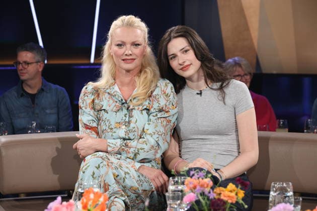 Franziska Knuppe, Model, und Tochter Mathilda Ruby Möstl zu Gast in der NDR Talk Show, Fototermin am 12.6.2026, Ausstrahlung der Sendung am 24.7.2026 im 3. Programm des NDR Fernsehen, Fernsehstudio Hamburg Lokstedt *** Franziska Knuppe, model, and her daughter Mathilda Ruby Möstl appeared as guests on the NDR Talk Show; photo shoot on June 12, 2026; the show aired on July 24, 2026, on NDR Television’s Channel 3; Hamburg Lokstedt TV studio