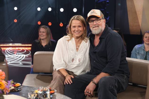 Nova Meierhenrich, Moderatorin, und Brian Bojsen, Koch, zu Gast in der NDR Talk Show, Fototermin am 12.6.2026, Ausstrahlung der Sendung am 24.7.2026 im 3. Programm des NDR Fernsehen, Fernsehstudio Hamburg Lokstedt *** Nova Meierhenrich, host, and Brian Bojsen, chef, as guests on the NDR Talk Show; photo op on June 12, 2026; The show will air on July 24, 2026, on NDR Television’s Channel 3, at the Hamburg Lokstedt television studio
