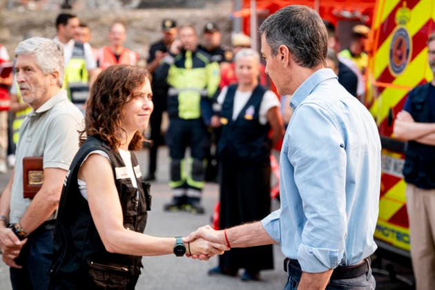 Sánchez Visits the Forward Command Post in Cenicientos, Madrid. Prime Minister Pedro Sánchez, accompanied by Interior Minister Fernando Grande Marlaska, greets the President of the Community of Madrid, Isabel Díaz Ayuso, during their visit to the Forward Command Post in the area affected by the forest fires in the western mountains, on July 25, 2026, in Cenicientos, Madrid, Spain. Sánchez visits the Advanced Command Post and attends the meeting of the State Committee for Coordination and Management of the State Emergency Plan (CECOD), during which the progress of the fires in the central part of the country will be assessed. July 25, 2026. On foot in Cenicientos, Madrid. Cenicientos, Madrid, Spain.  Copyright: xA.xPÃ rezxMecax 7686796