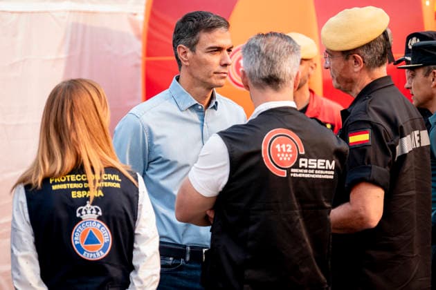 Sánchez Visits the Forward Command Post in Cenicientos, Madrid: Prime Minister Pedro Sánchez visits the Forward Command Post in the area affected by the forest fires in the western mountains on July 25, 2026, in Cenicientos, Madrid, Spain. Sánchez visits the FCP and attends the meeting of the State Committee for Coordination and Management of the State Emergency Plan (CECOD), where the progress of the fires in the central part of the country will be assessed. July 25, 2026, in Cenicientos, Madrid, Spain.  Copyright: xA.xPÃ rezxMecax 7686799