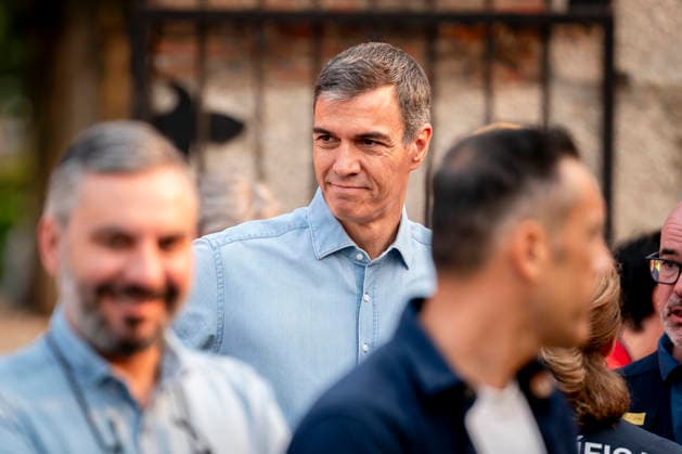 Sánchez Visits the Forward Command Post in Cenicientos, Madrid: Prime Minister Pedro Sánchez visits the Forward Command Post in the area affected by the forest fires in the western mountains on July 25, 2026, in Cenicientos, Madrid, Spain. Sánchez visits the FCP and attends the meeting of the State Committee for Coordination and Management of the State Emergency Plan (CECOD), where the progress of the fires in the central part of the country will be assessed. July 25, 2026, in Cenicientos, Madrid, Spain.  Copyright: xA.xPÃ rezxMecax 7686804