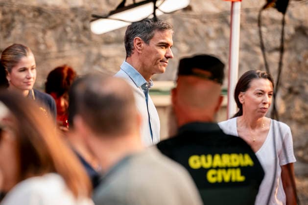 Sánchez Visits the Forward Command Post in Cenicientos, Madrid: Prime Minister Pedro Sánchez visits the Forward Command Post in the area affected by the forest fires in the western mountains on July 25, 2026, in Cenicientos, Madrid, Spain. Sánchez visits the FCP and attends the meeting of the State Committee for Coordination and Management of the State Emergency Plan (CECOD), where the progress of the fires in the central part of the country will be assessed. July 25, 2026, in Cenicientos, Madrid, Spain.  Copyright: xA.xPÃ rezxMecax 7686805