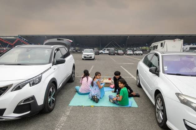 wildfire, evacuees from municipalities in Gironde following the wildfires, at Hall 1 of the Bordeaux Lac Exhibition Center, Bordeaux, July 25, 2026—wildfire in the Bordeaux region—evacuees from Gironde municipalities, displaced by uncontrolled fires, are being received at Hall 1 of the Bordeaux Lac Exhibition Center, Bordeaux, July 25, 2026, Bordeaux, Gironde, France  Copyright: xPHOTOPQR SUDxOUEST MAXPPPxLaurentxTheilletx 20260725SDO0267 20260725SDO0267