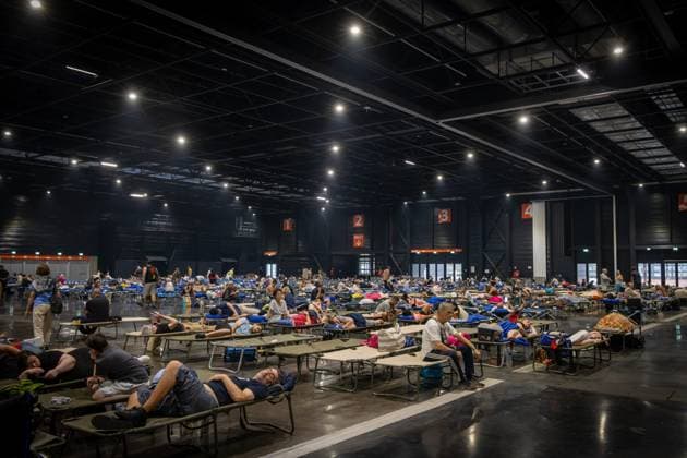 wildfire, evacuees from municipalities in Gironde following the wildfires, at Hall 1 of the Bordeaux Lac Exhibition Center, Bordeaux, July 25, 2026—wildfire in the Bordeaux region—evacuees from Gironde municipalities, displaced by uncontrolled fires, are being received at Hall 1 of the Bordeaux Lac Exhibition Center, Bordeaux, July 25, 2026, Bordeaux, Gironde, France  Copyright: xPHOTOPQR SUDxOUEST MAXPPPxLaurentxTheilletx 20260725SDO0270 20260725SDO0270