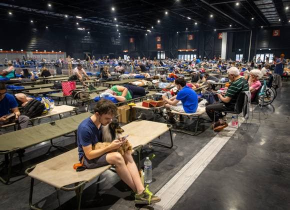 wildfire, evacuees from municipalities in Gironde following the wildfires, at Hall 1 of the Bordeaux Lac Exhibition Center, Bordeaux, July 25, 2026—wildfire in the Bordeaux region—evacuees from Gironde municipalities, displaced by uncontrolled fires, are being received at Hall 1 of the Bordeaux Lac Exhibition Center, Bordeaux, July 25, 2026, Bordeaux, Gironde, France  Copyright: xPHOTOPQR SUDxOUEST MAXPPPxLaurentxTheilletx 20260725SDO0273 20260725SDO0273