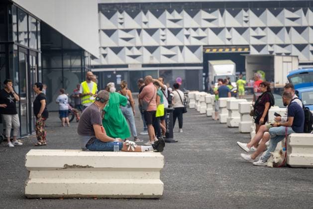 wildfire, evacuees from municipalities in Gironde following the wildfires, at Hall 1 of the Bordeaux Lac Exhibition Center, Bordeaux, July 25, 2026—wildfire in the Bordeaux region—evacuees from Gironde municipalities, displaced by uncontrolled fires, are being received at Hall 1 of the Bordeaux Lac Exhibition Center, Bordeaux, July 25, 2026, Bordeaux, Gironde, France  Copyright: xPHOTOPQR SUDxOUEST MAXPPPxLaurentxTheilletx 20260725SDO0281 20260725SDO0281