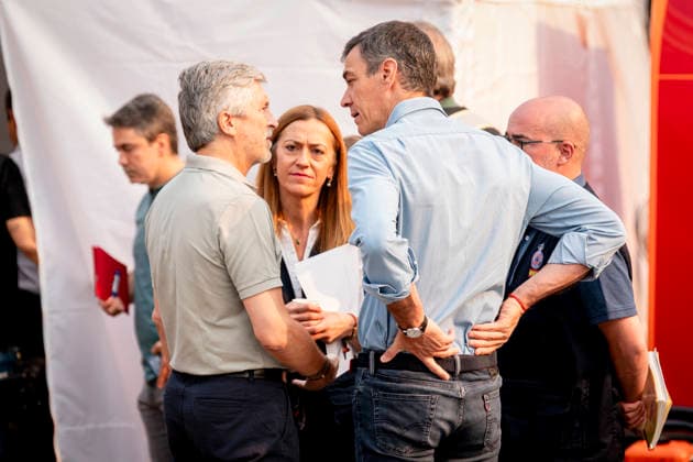 Sánchez Visits the Forward Command Post in Cenicientos, Madrid: Prime Minister Pedro Sánchez, accompanied by Interior Minister Fernando Grande Marlaska, visited the Forward Command Post in the area affected by the forest fires in the western mountains, on July 25, 2026, in Cenicientos, Madrid, Spain. Sánchez visits the FCO and attends the meeting of the State Committee for Coordination and Management of the State Emergency Plan (CECOD), during which the progress of the fires in the central part of the country will be assessed. July 25, 2026, in Cenicientos, Madrid, Spain.  Copyright: xA.xPÃ rezxMecax 7686833