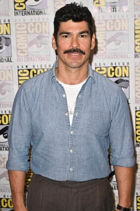 Raul Castillo beim Photocall zur 3. Staffel der AMC Serie The Walking Dead: Dead City auf der San Diego Comic-Con International 2026 im Hilton Bayfront Hotel. San Diego, 24.07.2026 *** Raul Castillo at the photocall for Season 3 of the AMC series *The Walking Dead: Dead City* at San Diego Comic-Con International 2026 at the Hilton Bayfront Hotel in San Diego, July 24, 2026 Foto:xD.xStarbuckx xFuturexImagex walking_6714
