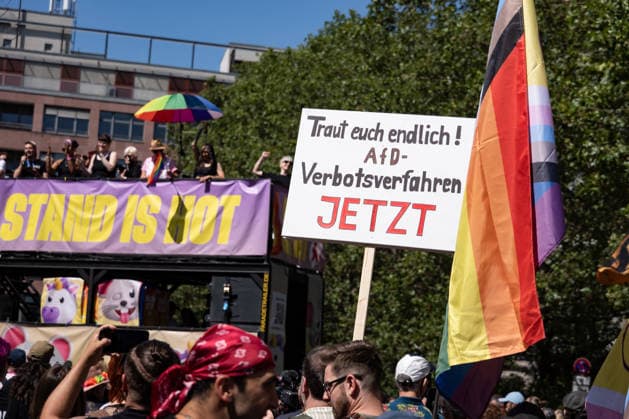 Menschen bi der Eröffnung vom 48. Christopher Street Day Demonstration in Berlin am 25. Juli 2026. Christopher Street Day Demo in Berlin *** People at the opening of the 48th Christopher Street Day march in Berlin on July 25, 2026 Christopher Street Day march in Berlin