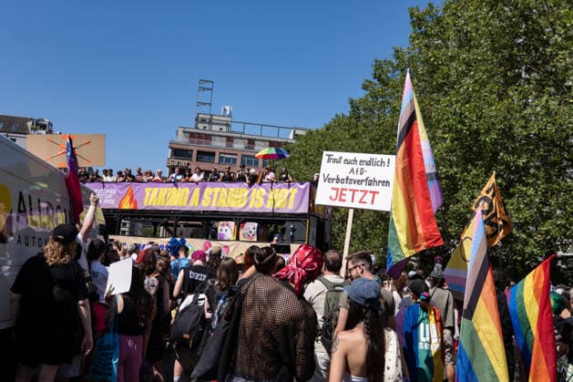 Menschen bi der Eröffnung vom 48. Christopher Street Day Demonstration in Berlin am 25. Juli 2026. Christopher Street Day Demo in Berlin *** People at the opening of the 48th Christopher Street Day march in Berlin on July 25, 2026 Christopher Street Day march in Berlin