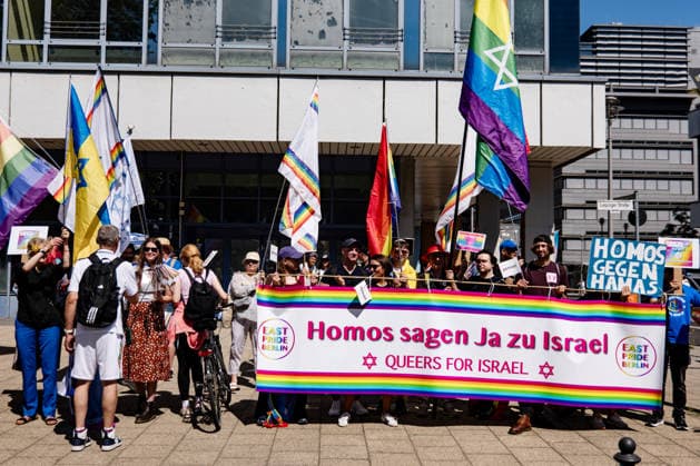 Menschen mit Flaggen von Israel und Iran bei der Eröffnung vom 48. Christopher Street Day Demonstration in Berlin am 25. Juli 2026. Christopher Street Day Demo in Berlin *** People holding Israeli and Iranian flags at the opening of the 48th Christopher Street Day demonstration in Berlin on July 25, 2026, Christopher Street Day demonstration in Berlin