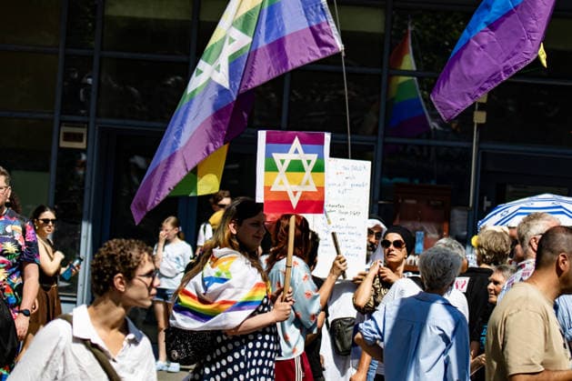 Menschen mit Flaggen von Israel und Iran bei der Eröffnung vom 48. Christopher Street Day Demonstration in Berlin am 25. Juli 2026. Christopher Street Day Demo in Berlin *** People holding Israeli and Iranian flags at the opening of the 48th Christopher Street Day demonstration in Berlin on July 25, 2026 Christopher Street Day demonstration in Berlin