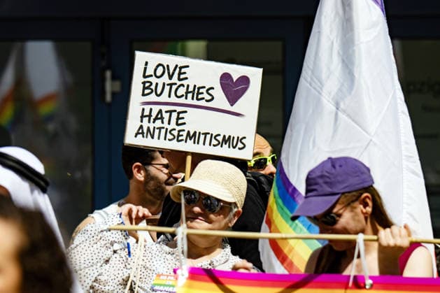 Plakat Love butches, hate antisemitismus bei der Eröffnung vom 48. Christopher Street Day Demonstration in Berlin am 25. Juli 2026. Christopher Street Day Demo in Berlin *** Poster reading Love butches, hate anti-Semitism at the opening of the 48th Christopher Street Day demonstration in Berlin on July 25, 2026 Christopher Street Day demonstration in Berlin