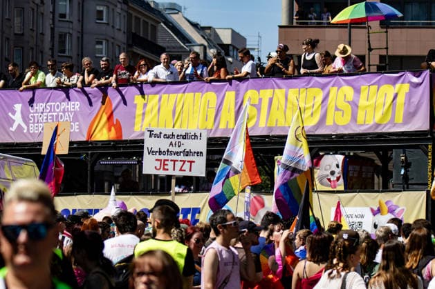 Menschen nehmen den 48. Christopher Street Day Demonstration in Berlin am 25. Juli 2026. Christopher Street Day Demo in Berlin *** People attend the 48th Christopher Street Day march in Berlin on July 25, 2026 Christopher Street Day march in Berlin