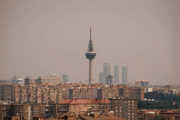 The sky over Madrid at dawn is shrouded in smoke from the fire in the western mountains. The sky is shrouded in smoke caused by the fire in the western mountains, as seen from Cerro del Tío Pío on July 25, 2026, in Madrid, Spain. A total of 63,000 people have been directly affected by the severity of the fire in the Madrid region, but millions have felt the consequences in the city of Madrid: an intense smell of burning, a blanket of smoke covering the capital, and a shower of ash. JULY 25, 2026 FOREST FIRE POLLUTION SMOKE Carlos Lujá Madrid, Madrid, Spain  Copyright: xCarlosxLujanx 7687122