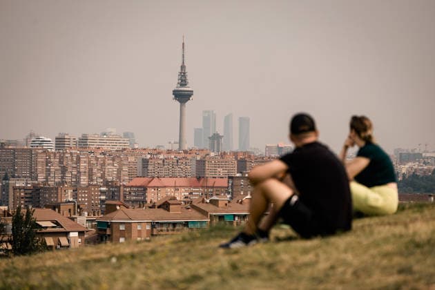 The sky over Madrid at dawn is shrouded in smoke from the fire in the western mountains. The sky is shrouded in smoke caused by the fire in the western mountains, as seen from Cerro del Tío Pío on July 25, 2026, in Madrid, Spain. A total of 63,000 people have been directly affected by the severity of the fire in the Madrid region, but millions have felt the consequences in the city of Madrid: an intense smell of burning, a blanket of smoke covering the capital, and a shower of ash. JULY 25, 2026 FOREST FIRE POLLUTION SMOKE Carlos Lujá Madrid, Madrid, Spain  Copyright: xCarlosxLujanx 7687124