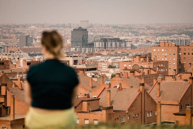 The sky over Madrid at dawn is shrouded in smoke from the fire in the western mountains. The sky is shrouded in smoke caused by the fire in the western mountains, as seen from Cerro del Tío Pío on July 25, 2026, in Madrid, Spain. A total of 63,000 people have been directly affected by the severity of the fire in the Madrid region, but millions have felt the consequences in the city of Madrid: an intense smell of burning, a blanket of smoke covering the capital, and a shower of ash. JULY 25, 2026 FOREST FIRE POLLUTION SMOKE Carlos Lujá Madrid, Madrid, Spain  Copyright: xCarlosxLujanx 7687126