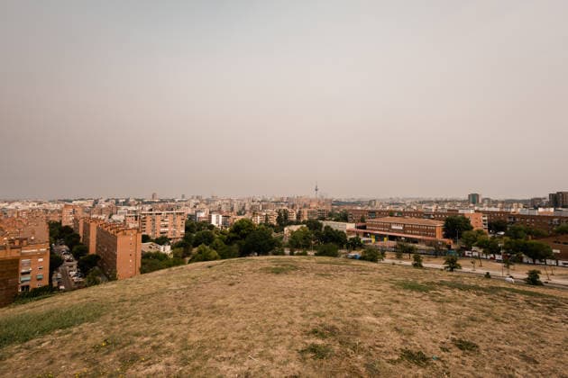 The sky over Madrid at dawn is shrouded in smoke from the fire in the western mountains. The sky is shrouded in smoke caused by the fire in the western mountains, as seen from Cerro del Tío Pío on July 25, 2026, in Madrid, Spain. A total of 63,000 people have been directly affected by the severity of the fire in the Madrid region, but millions have felt the consequences in the city of Madrid: an intense smell of burning, a blanket of smoke covering the capital, and a shower of ash. JULY 25, 2026 FOREST FIRE POLLUTION SMOKE Carlos Lujá Madrid, Madrid, Spain  Copyright: xCarlosxLujanx 7687127